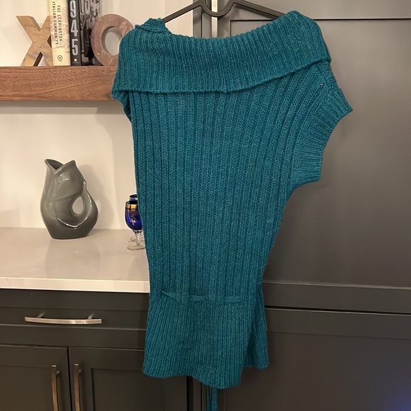 Size small buffalo short sleeve sweater - Picture 2 of 2